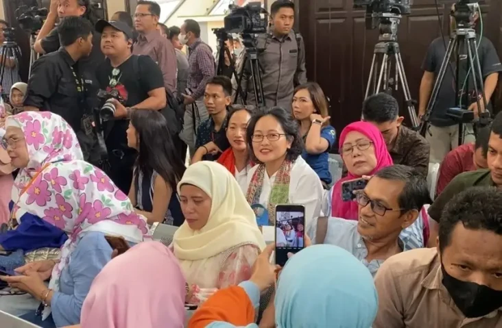 Istri Tom Lembong Bersama...
