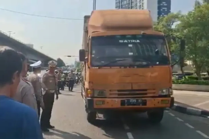 Tabrakan Beruntun di...