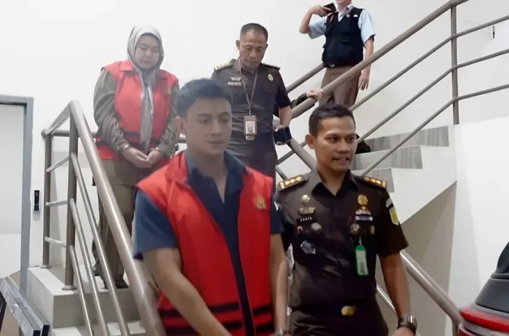 2 Pengurus Yayasan Kebun...