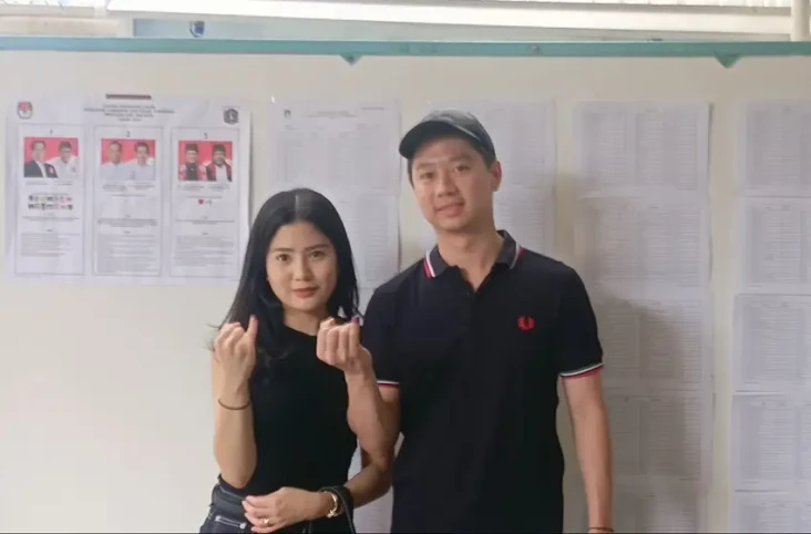 Kompak Berbaju Hitam,...