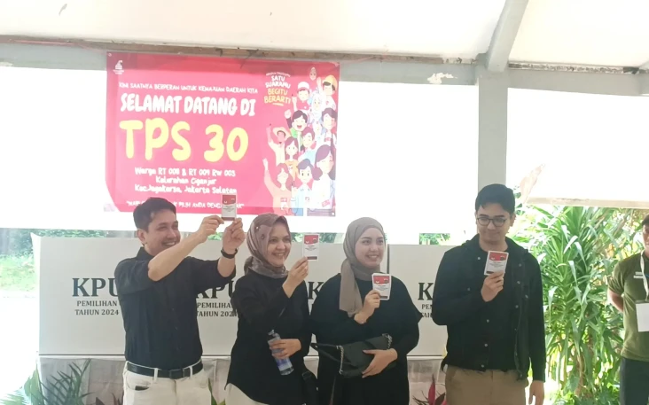 Kenakan Kemeja Hitam,...