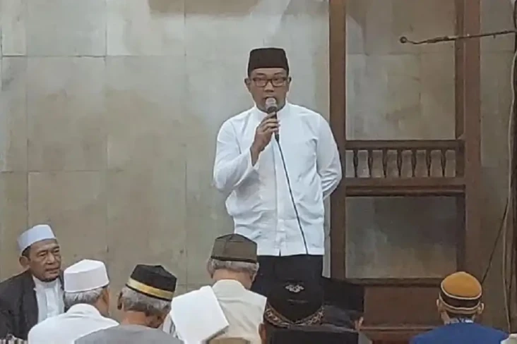 Ridwan Kamil Tunaikan...
