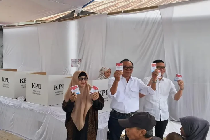 Nyoblos Bareng Keluarga,...