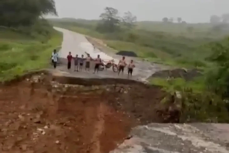 Jembatan Penghubung...