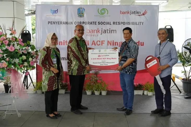 Bank Jatim Serahkan...