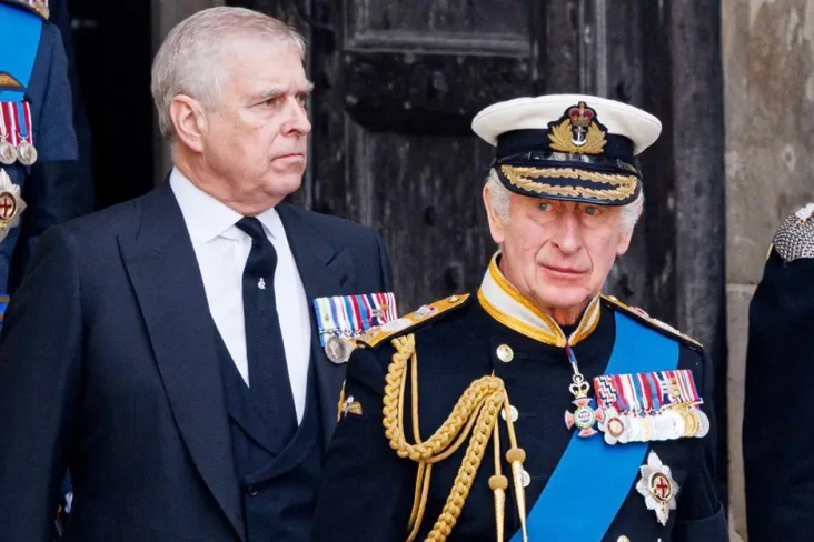 Raja Charles III Beri...