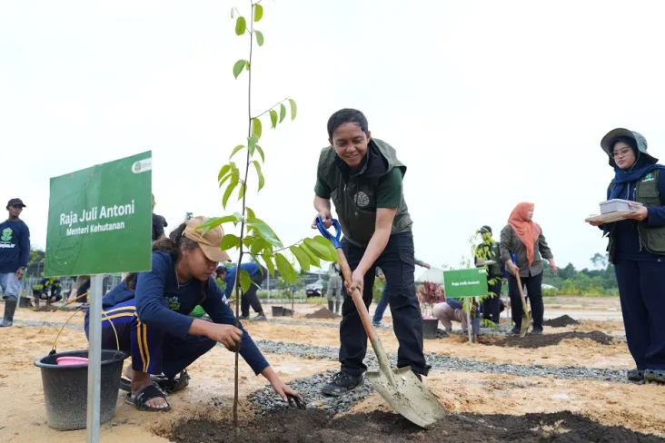 Menhut Bagikan 1.250...