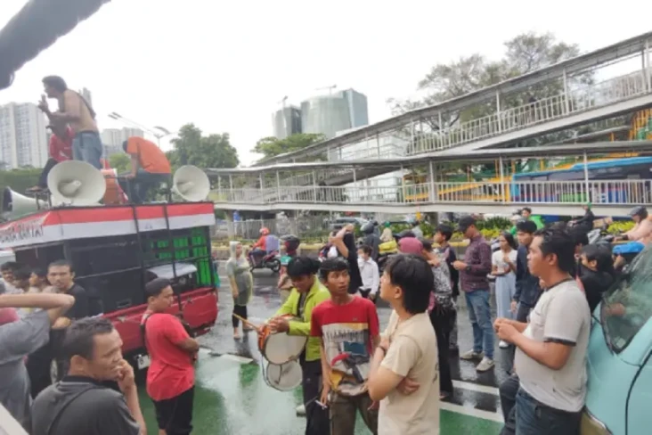 Demo di KPU Jakarta,...