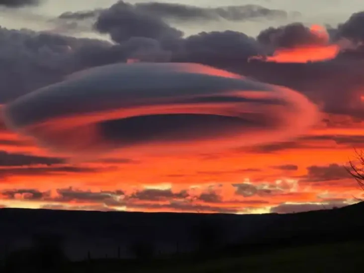 Awan Berbentuk UFO Muncul...