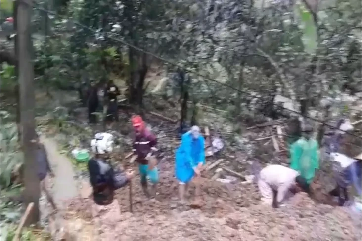 Diterjang Hujan Deras,...