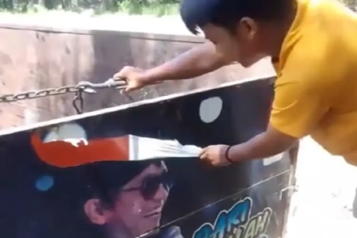 Kecewa, Sopir Truk Robek...