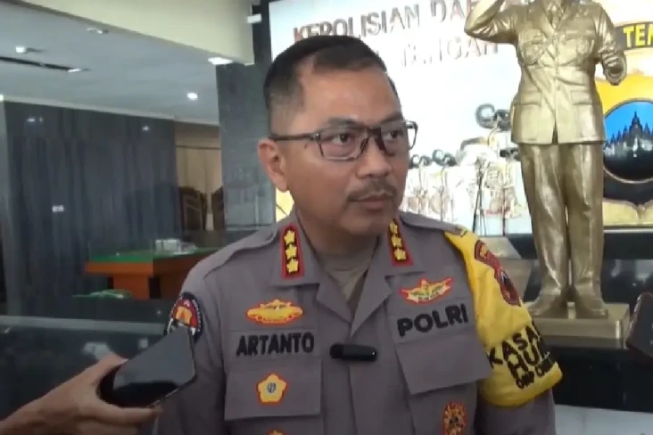 Keluarga Tak Tahu Proyektil...
