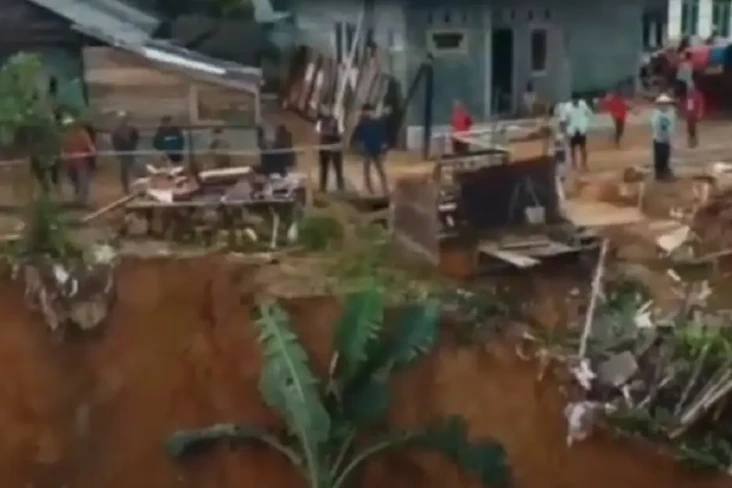 Banjir dan Longsor Landa...