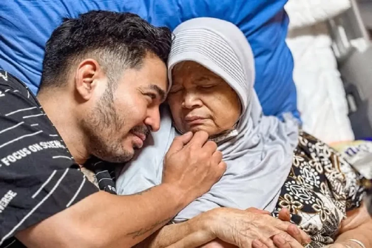 2 Artis Ini Tulus Merawat...