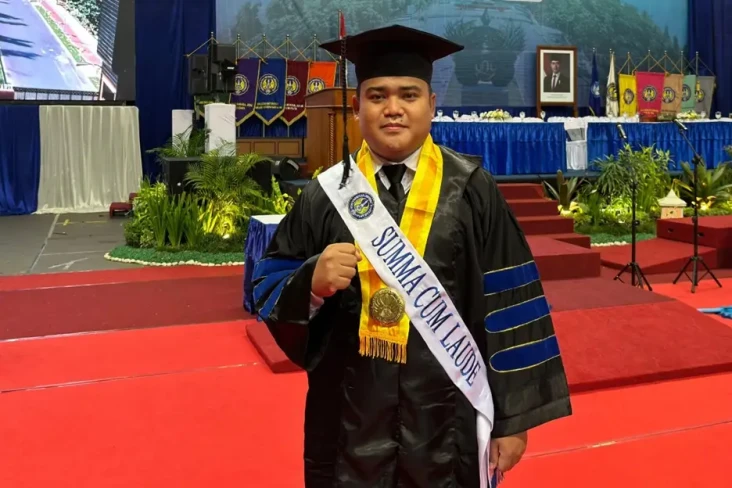 Kisah Enggis, Wisudawan...