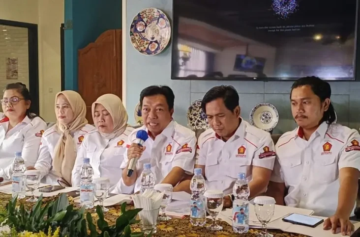 Cari Keadilan di MK,...