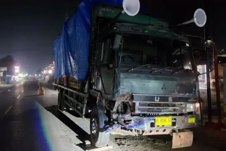 Truk Tronton Tabrak...