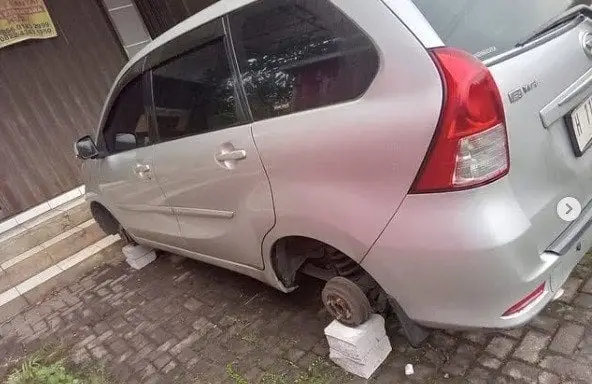 Heboh! Mobil Avanza...