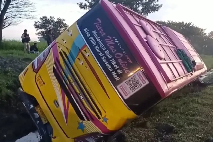 Bus Tiara Mas Terguling...