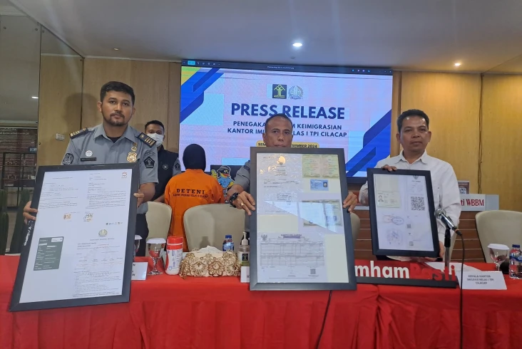 Bikin Paspor Pakai Identitas...