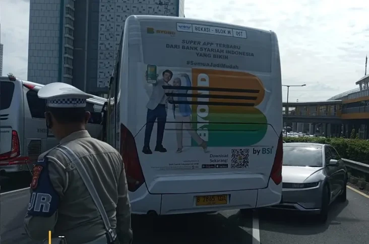 Tabrakan Beruntun di...