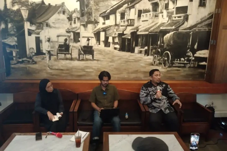 Feri Amsari Sebut Ada...