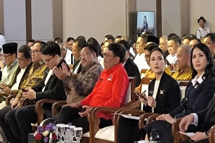 Kenakan Batik Coklat,...