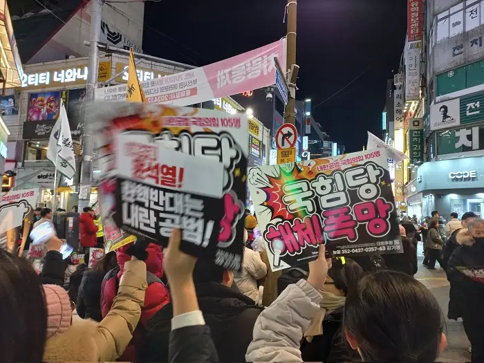 Artis K-Pop Dukung Pemakzulan...