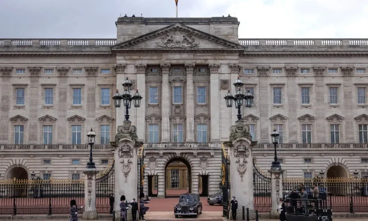 Staf Istana Buckingham...