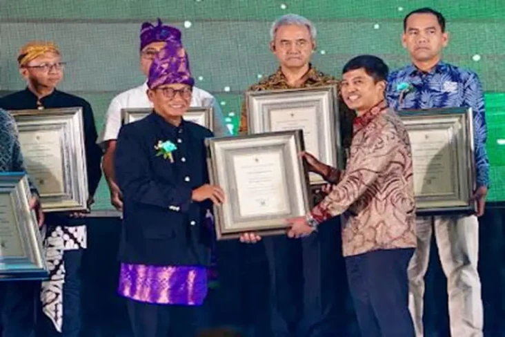 Kemenkes Beri Penghargaan...