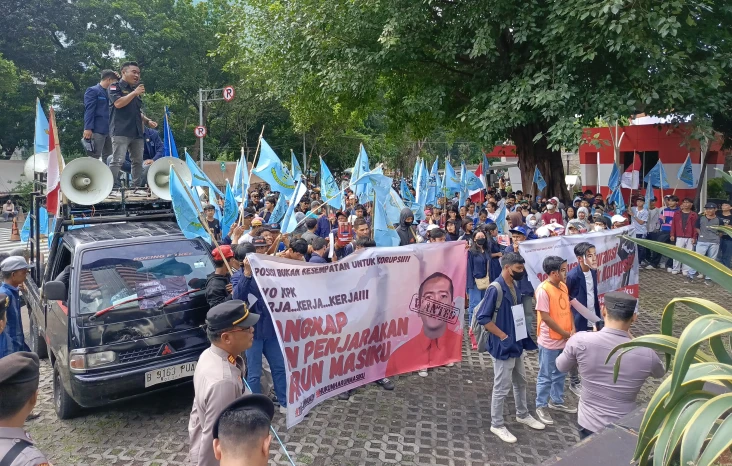 Mahasiswa Desak KPK...