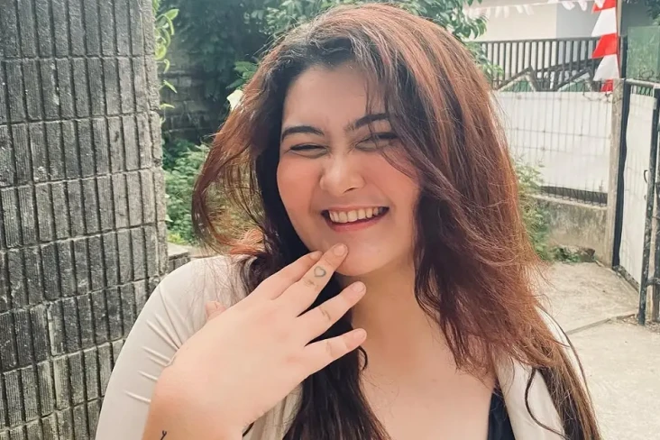 Profil Talitha Curtis,...