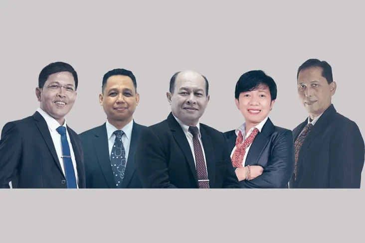Direksi dan Komisaris...
