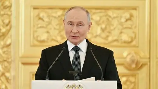 Putin: Bermuka Dua,...