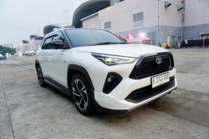 Persaingan Mobil Hybrid...
