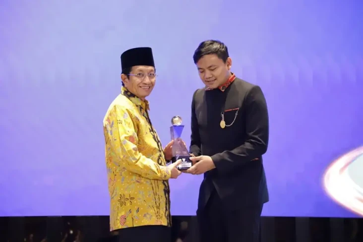 Kemenag Raih Penghargaan...