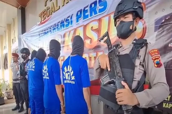 Ikat Pria di Pohon lalu...