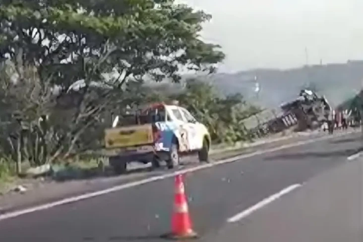 Brak! Bus Angkut Penumpang...