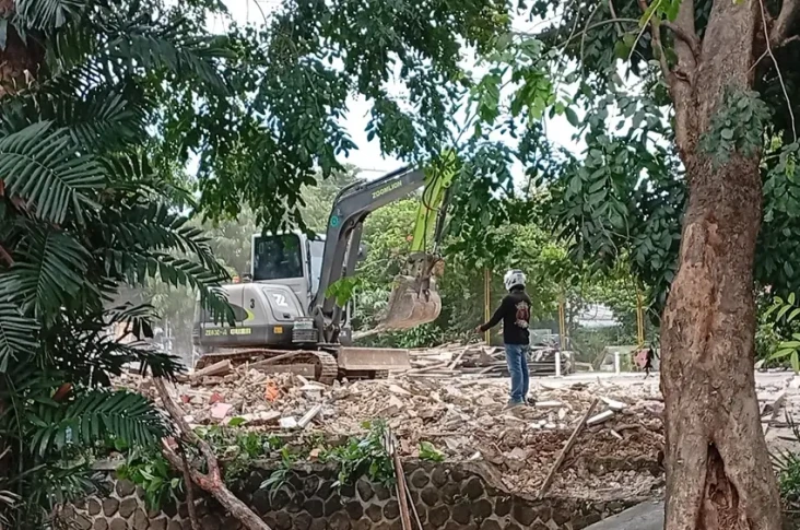 140 Bangunan Liar di...