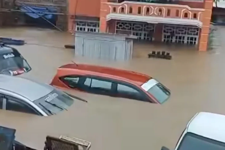 Penampakan Mobil Terjebak...