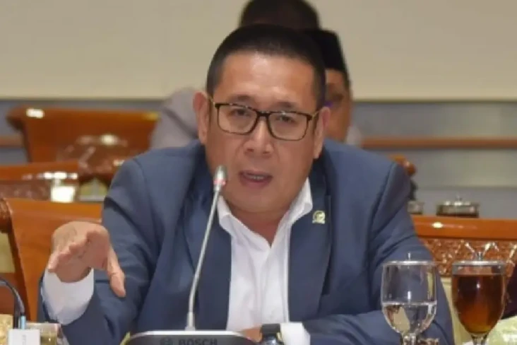 Gerindra Lempar Bola...