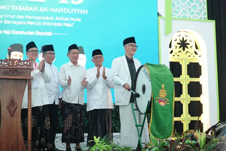 Resmi, KH Achmad Chalwani...