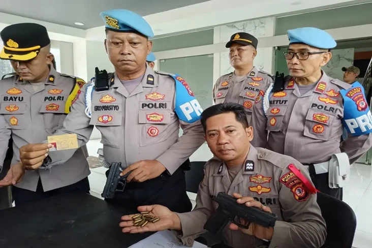 Cek Puluhan Senpi Polisi,...