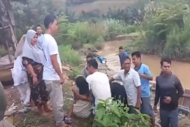 Perahu Terbalik di Sungai...