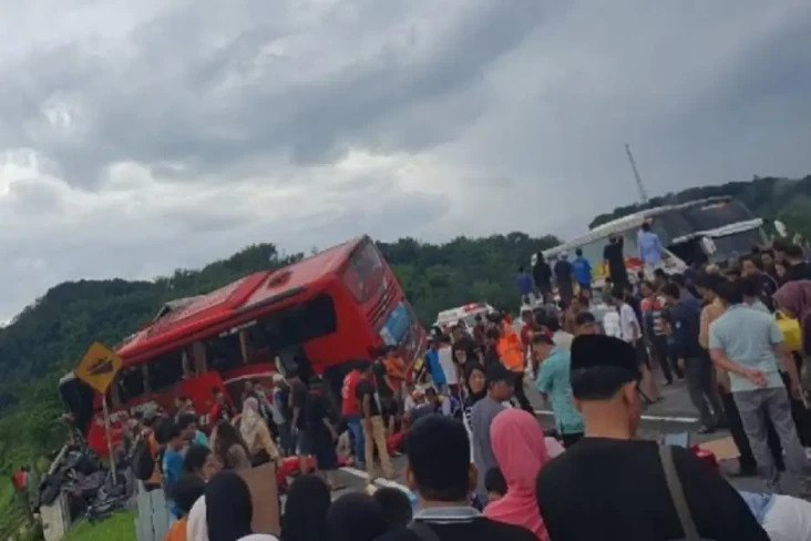 Bus Pariwisata Ditabrak...