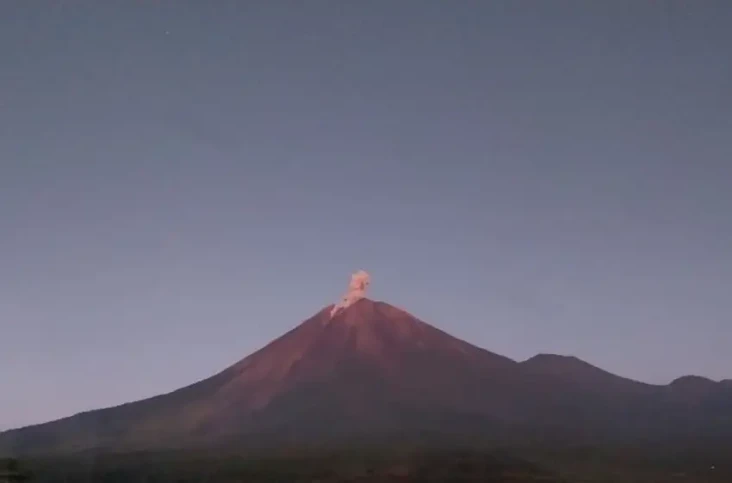 Gunung Semeru Semburkan...