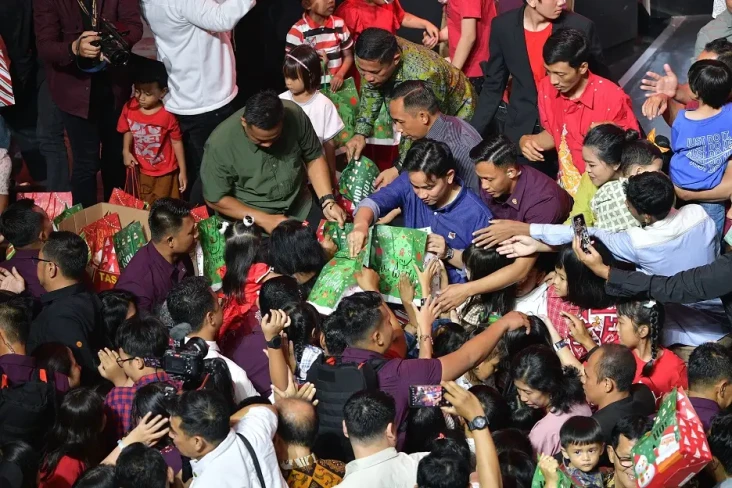 Tinjau Perayaan Natal...