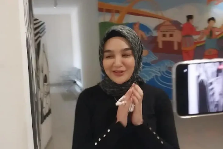 Selebgram Hana Hanifah...
