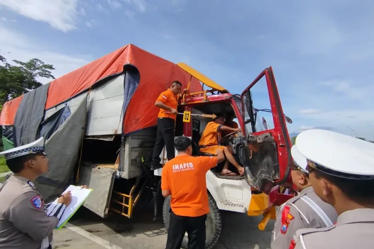 Sopir Truk Penyebab...