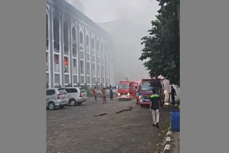 Kebakaran Gedung Rektorat...